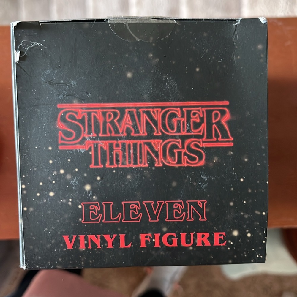 Stranger Things Vinyl Figure. Eleven - Picture 4 of 4